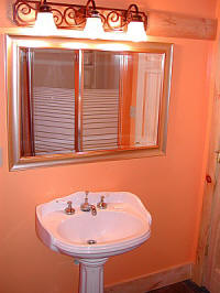 Pedestal sink in upstairs bath